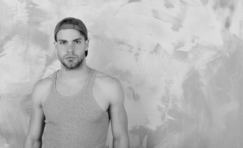 Muchacho de la calle con la cara interesada, espacio de la copia Individuo con la cerda en top sin mangas gris Hombre en sombrero fotos de archivo libres de regalías Muchacho de la calle con la cara interesada, espacio de la copia Individuo con la cerda en top sin mangas gris Hombre en sombrero fotos de archivo libres de regalías