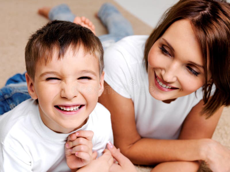 Muchacho de risa feliz del preschooler con su madre imagen de archivo Muchacho de risa feliz del preschooler con su madre imagen de archivo