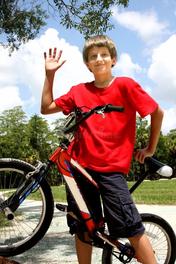 Muchacho del adolescente con la bicicleta fotos de archivo Muchacho del adolescente con la bicicleta fotos de archivo