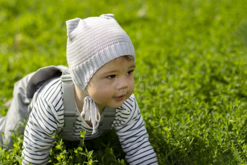 Muchacho del bebé que se arrastra en el césped verde Retrato de un primer del niño El beb? aprende arrastrarse imagenes de archivo Muchacho del bebé que se arrastra en el césped verde Retrato de un primer del niño El beb? aprende arrastrarse imagenes de archivo