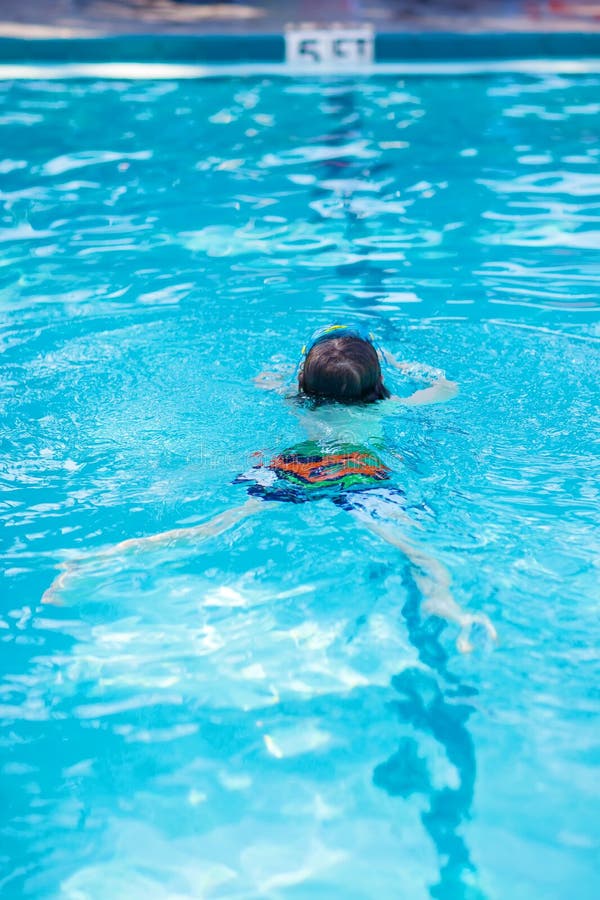 Muchacho del niño que hace la competencia de la natación en piscina fotos de archivo Muchacho del niño que hace la competencia de la natación en piscina fotos de archivo
