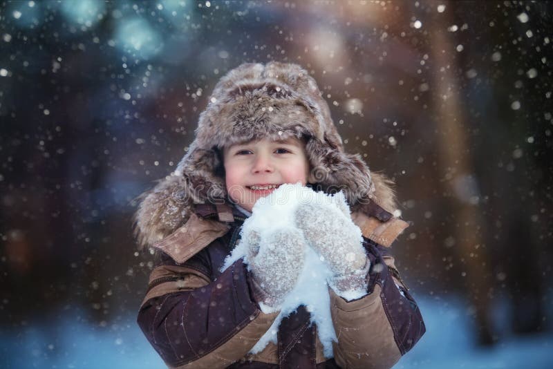 Muchacho del niño que se divierte en la nieve fotografía de archivo Muchacho del niño que se divierte en la nieve fotografía de archivo