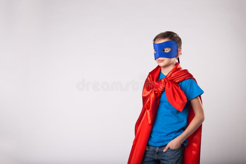 Muchacho del superhéroe en traje del superhombre imagen de archivo libre de regalías Muchacho del superhéroe en traje del superhombre imagen de archivo libre de regalías
