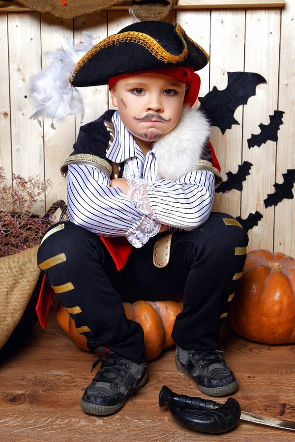 Muchacho Divertido En Traje Del Pirata En El Estudio Con El Paisaje Para Halloween Foto de archivo - Imagen de calabaza, gente: 99397916 Muchacho Divertido En Traje Del Pirata En El Estudio Con El Paisaje Para Halloween Foto de archivo - Imagen de calabaza, gente: 99397916