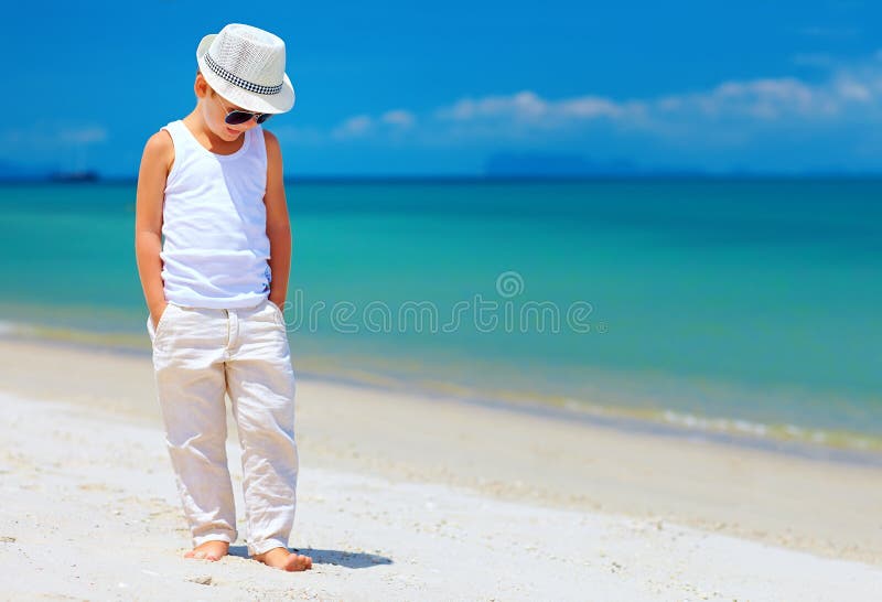 Muchacho elegante del niño que camina la playa tropical foto de archivo libre de regalías Muchacho elegante del niño que camina la playa tropical foto de archivo libre de regalías