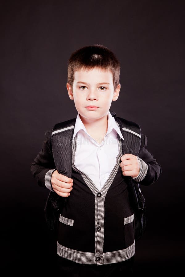 Muchacho en dresscode oficial con el morral foto de archivo Muchacho en dresscode oficial con el morral foto de archivo