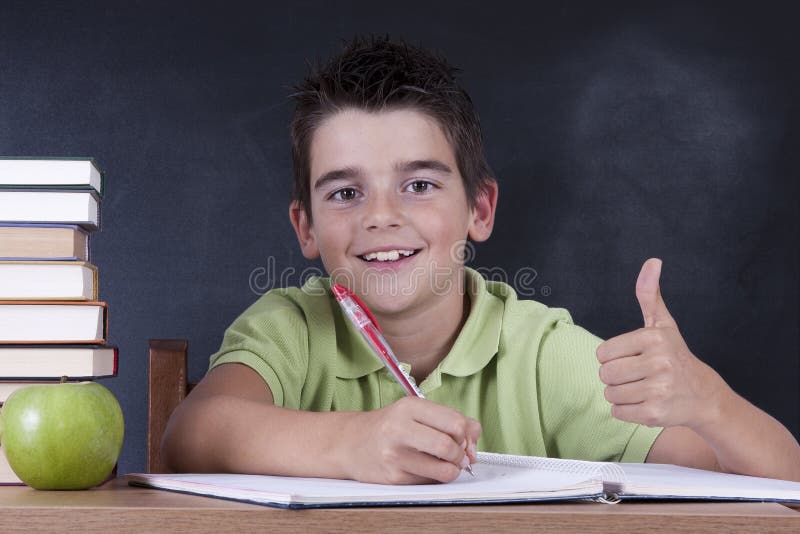 Muchacho en escritorio de la escuela imagenes de archivo Muchacho en escritorio de la escuela imagenes de archivo