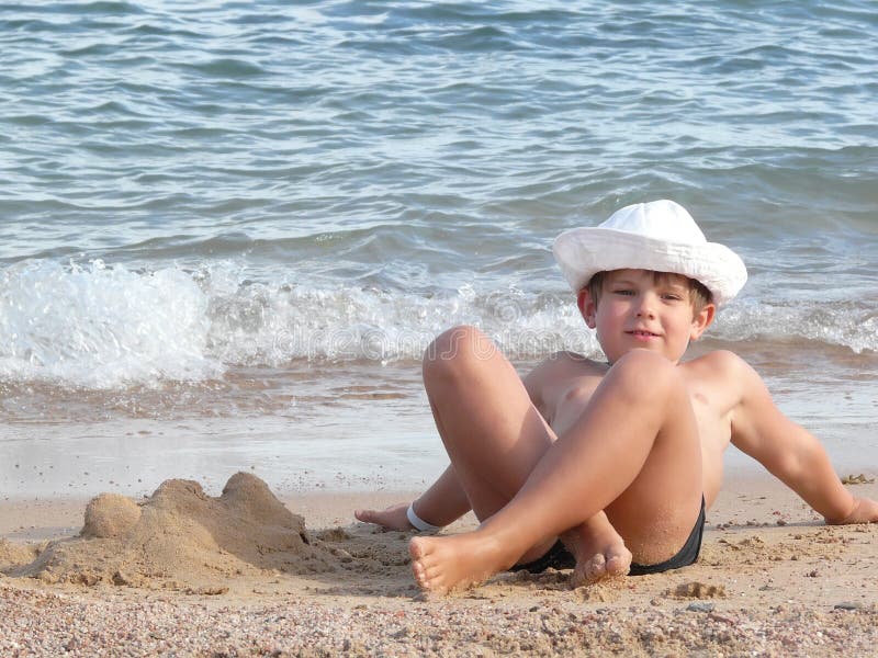 Muchacho en la playa fotografía de archivo Muchacho en la playa fotografía de archivo