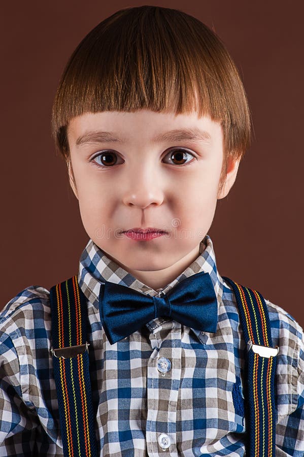 Muchacho hermoso del retrato en camisa con la corbata de lazo fotos de archivo libres de regalías