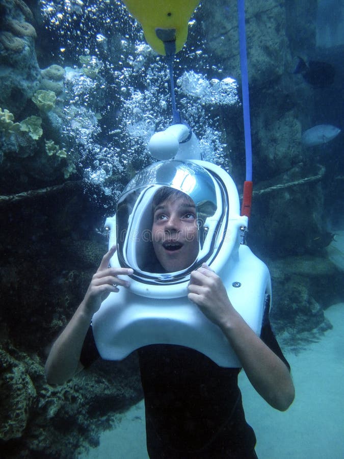 Muchacho joven - casco Dive Awe