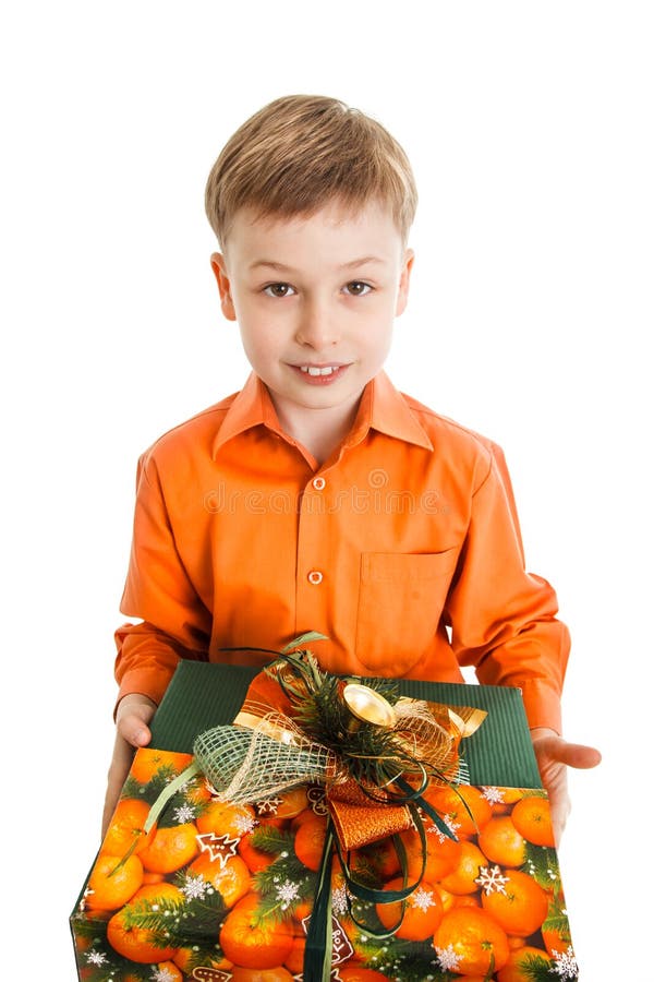 Muchacho joven feliz con sonrisas las actuales de una caja aislado imágenes de archivo libres de regalías Muchacho joven feliz con sonrisas las actuales de una caja aislado imágenes de archivo libres de regalías