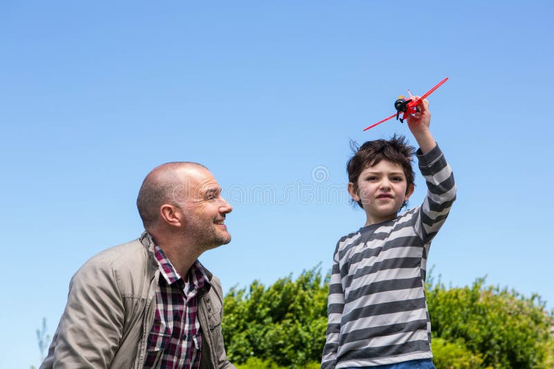 Muchacho joven que juega con un plano del juguete imágenes de archivo libres de regalías Muchacho joven que juega con un plano del juguete imágenes de archivo libres de regalías