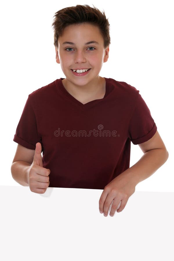 Muchacho joven sonriente con una bandera vacía con el copyspace que muestra el th fotografía de archivo Muchacho joven sonriente con una bandera vacía con el copyspace que muestra el th fotografía de archivo