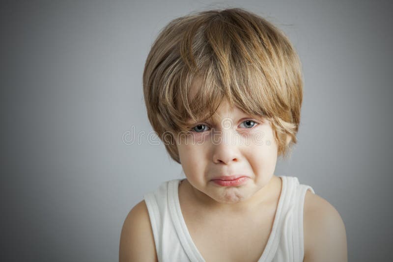 Muchacho joven triste fotografía de archivo libre de regalías Muchacho joven triste fotografía de archivo libre de regalías