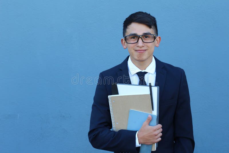 Muchacho lindo del adolescente en el alto uniforme escolar formal que sostiene los cuadernos que sonríe con los vidrios que lleva fotos de archivo Muchacho lindo del adolescente en el alto uniforme escolar formal que sostiene los cuadernos que sonríe con los vidrios que lleva fotos de archivo