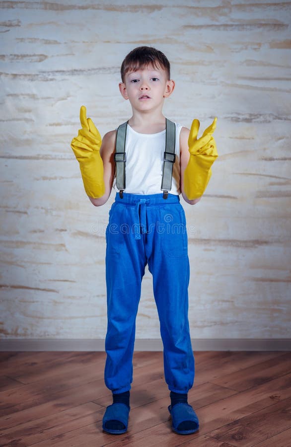 Muchacho lindo en guantes de goma de gran tamaño foto de archivo