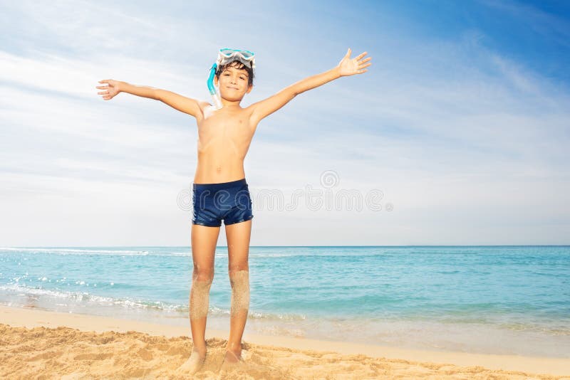 Muchacho lindo en la máscara del equipo de submarinismo que se divierte en la playa imagenes de archivo Muchacho lindo en la máscara del equipo de submarinismo que se divierte en la playa imagenes de archivo