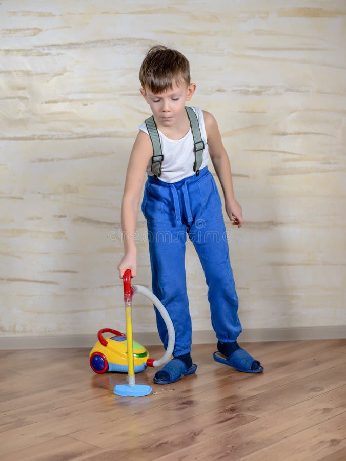 Muchacho lindo que usa vaccuum del juguete fotografía de archivo libre de regalías