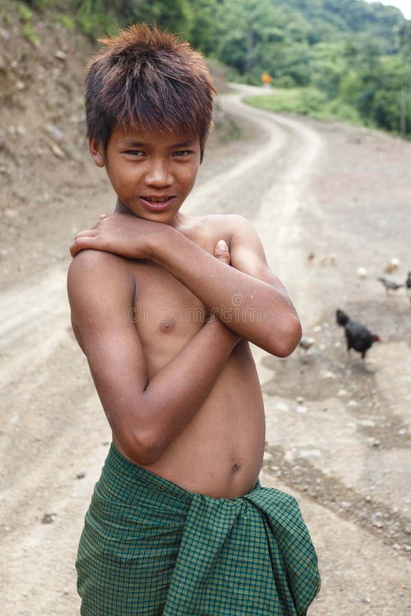 Muchacho local en Chin State, Myanmar fotos de archivo