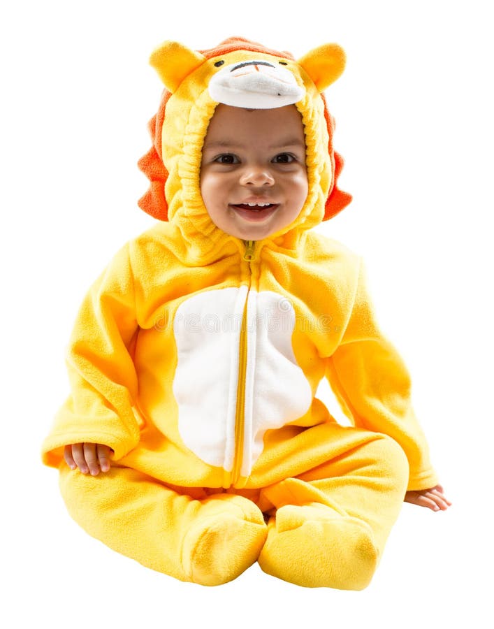 Muchacho negro del niño, vestido en el traje del carnaval del león, aislado en el fondo blanco Zodiaco del bebé - muestra Leo