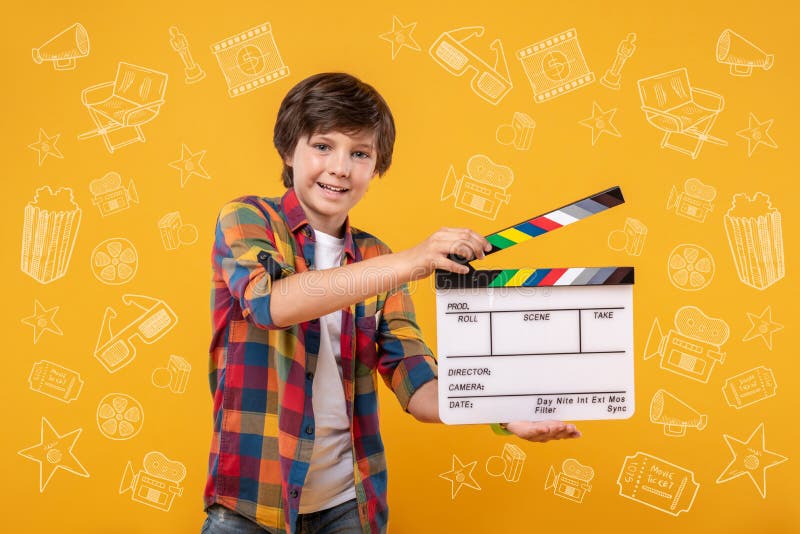 Muchacho optimista feliz que ayuda al director foto de archivo libre de regalías Muchacho optimista feliz que ayuda al director foto de archivo libre de regalías
