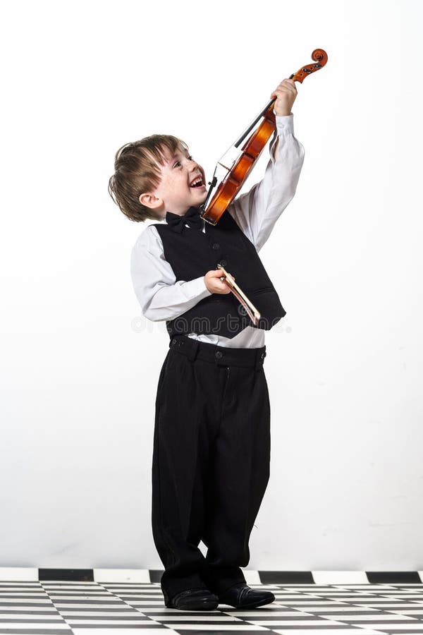 Muchacho pecoso del rojo-pelo que toca el violín. fotografía de archivo Muchacho pecoso del rojo-pelo que toca el violín. fotografía de archivo