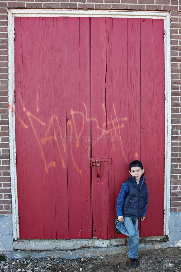 Muchacho por la puerta con la pintada imagenes de archivo Muchacho por la puerta con la pintada imagenes de archivo