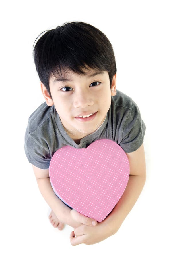 Muchacho precioso asiático con el giftbox del corazón fotografía de archivo