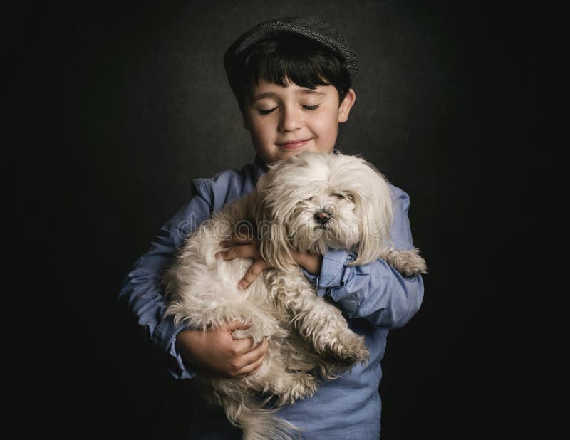 Muchacho que abraza su perro imagen de archivo Muchacho que abraza su perro imagen de archivo