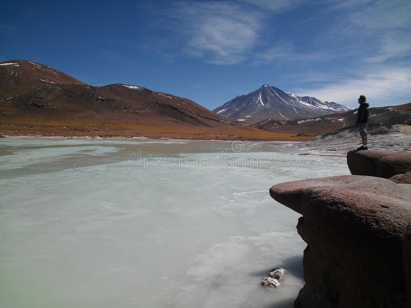 Muchacho que admira paisaje en el desierto de Atacama, Chile imagenes de archivo Muchacho que admira paisaje en el desierto de Atacama, Chile imagenes de archivo
