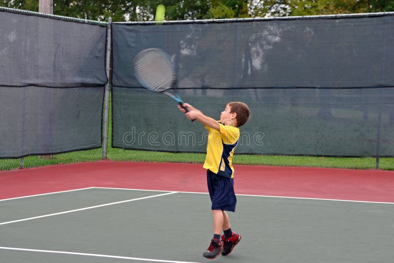 Muchacho que juega a tenis imágenes de archivo libres de regalías Muchacho que juega a tenis imágenes de archivo libres de regalías