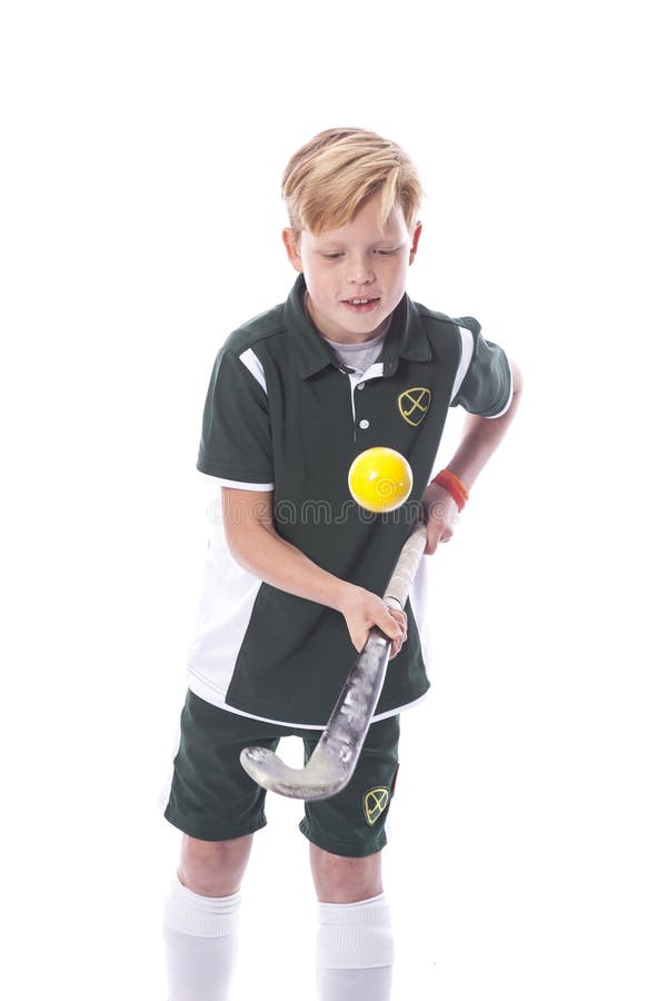 Muchacho rubio joven con el palillo de hockey hierba imagenes de archivo Muchacho rubio joven con el palillo de hockey hierba imagenes de archivo