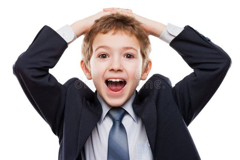 Muchacho sorprendente o sorprendido del niño en el traje de negocios que sostiene los pelos encendido fotos de archivo Muchacho sorprendente o sorprendido del niño en el traje de negocios que sostiene los pelos encendido fotos de archivo