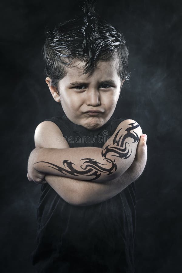 Muchacho Tatuado, NiÃ±o Rebelde, Individuo Divertido Con DetrÃ¡s ...