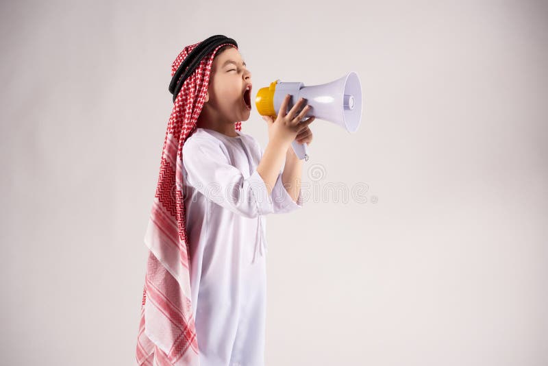 Muchacho árabe en gritos del keffiyeh en el megáfono imagen de archivo Muchacho árabe en gritos del keffiyeh en el megáfono imagen de archivo