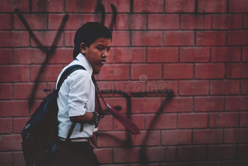 Muchachos del Nepali que van al uniforme del desgaste de la escuela y al lazo rojo en Thamel S imagenes de archivo Muchachos del Nepali que van al uniforme del desgaste de la escuela y al lazo rojo en Thamel S imagenes de archivo