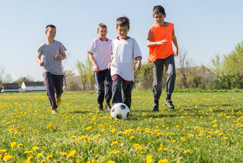 Muchachos que golpean fútbol con el pie imágenes de archivo libres de regalías Muchachos que golpean fútbol con el pie imágenes de archivo libres de regalías