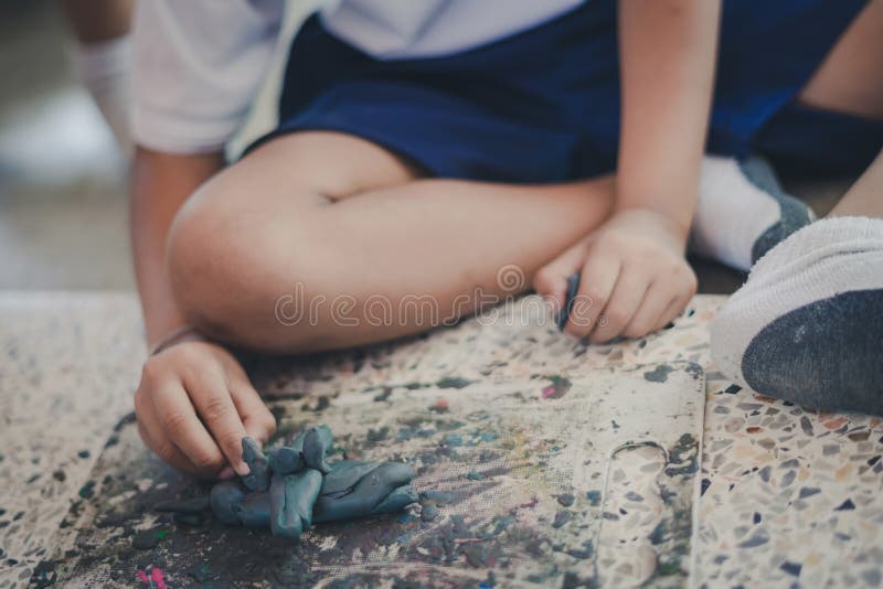 Muchachos que se divierten así como la arcilla de modelado colorida en el th fotos de archivo libres de regalías Muchachos que se divierten así como la arcilla de modelado colorida en el th fotos de archivo libres de regalías