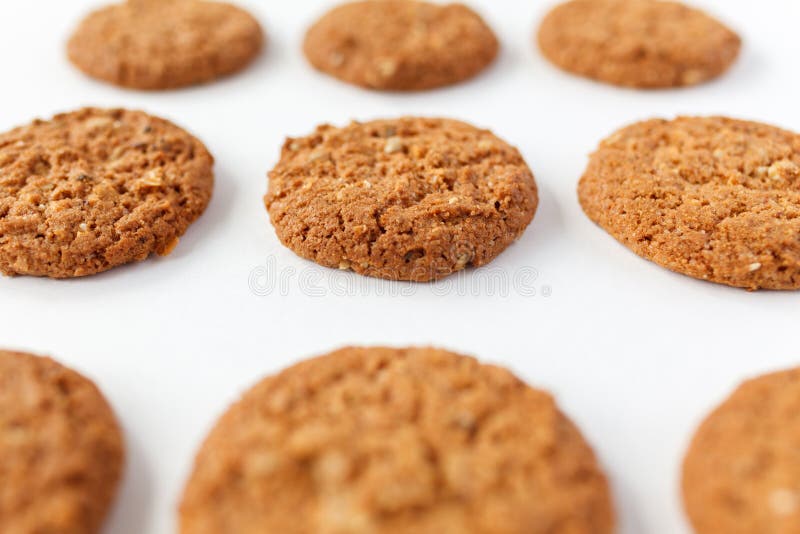 Muchas galletas de la avena en el fondo blanco imagen de archivo libre de regalías Muchas galletas de la avena en el fondo blanco imagen de archivo libre de regalías