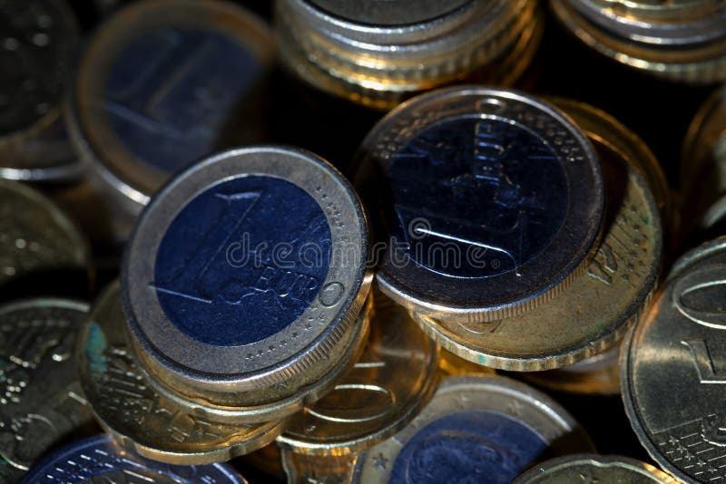 Muchas monedas y centavos euro en negro fotos de archivo libres de regalías Muchas monedas y centavos euro en negro fotos de archivo libres de regalías