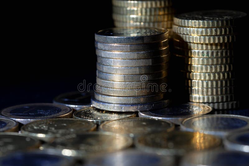 Muchas monedas y centavos euro en negro foto de archivo libre de regalías Muchas monedas y centavos euro en negro foto de archivo libre de regalías