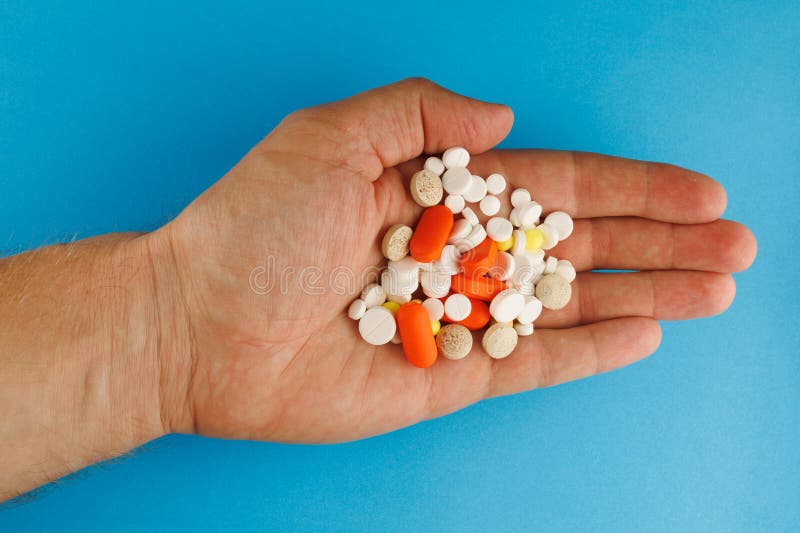 Muchas Pastillas En La Mano Imagen de archivo - Imagen de droga