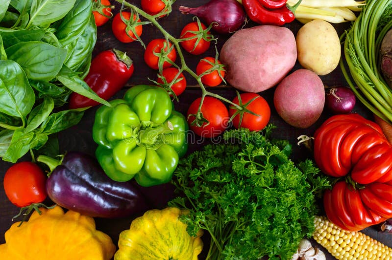 Muchas verduras orgánicas frescas en un fondo de madera fotografía de archivo libre de regalías Muchas verduras orgánicas frescas en un fondo de madera fotografía de archivo libre de regalías