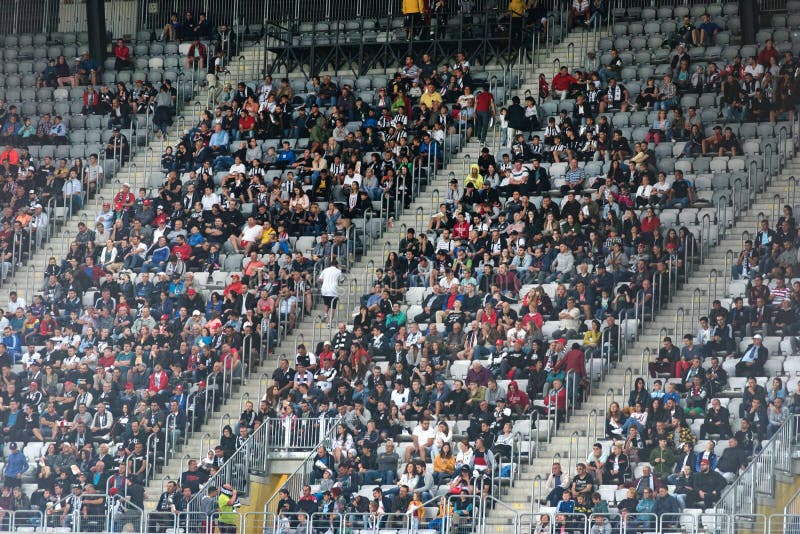 Muchedumbre de los aficionados al fútbol, partidarios en la tribuna fotografía de archivo Muchedumbre de los aficionados al fútbol, partidarios en la tribuna fotografía de archivo