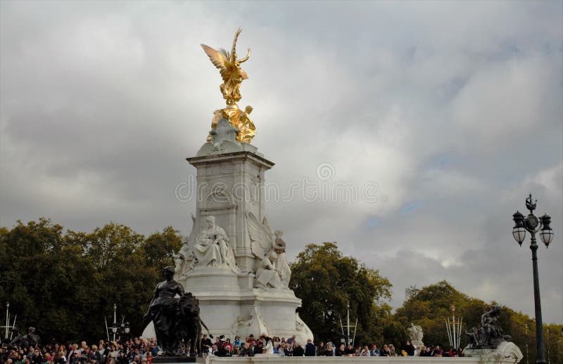 Muchedumbre en la estatua del Buckingham Palace foto de archivo libre de regalías Muchedumbre en la estatua del Buckingham Palace foto de archivo libre de regalías