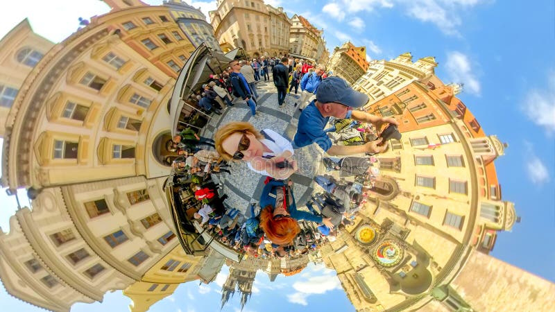 Muchedumbres de turistas en el reloj astronómico de la República Checa de Praga fotos de archivo libres de regalías Muchedumbres de turistas en el reloj astronómico de la República Checa de Praga fotos de archivo libres de regalías