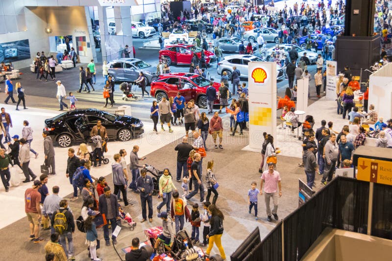 Muchedumbres en el salón del automóvil 2017 de Chicago fotografía de archivo libre de regalías Muchedumbres en el salón del automóvil 2017 de Chicago fotografía de archivo libre de regalías