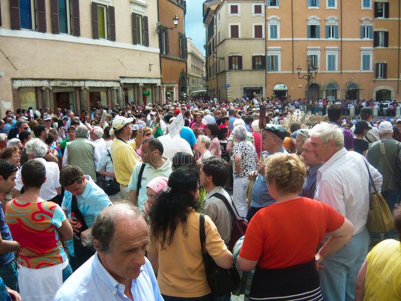 Muchedumbres en las calles Roma cerca de la fuente del Trevi fotografía de archivo