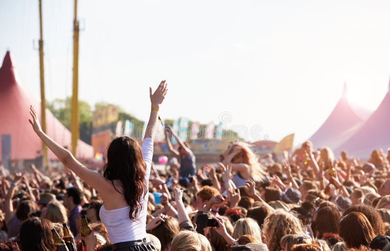 Muchedumbres que se gozan en el festival de música al aire libre