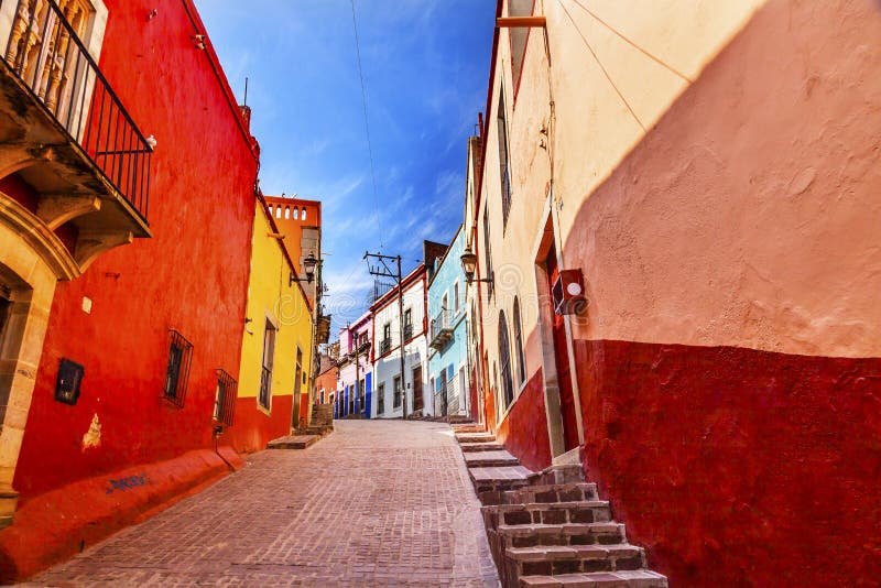 Mucho el amarillo rojo coloreado contiene la calle estrecha Guanajuato México fotos de archivo Mucho el amarillo rojo coloreado contiene la calle estrecha Guanajuato México fotos de archivo